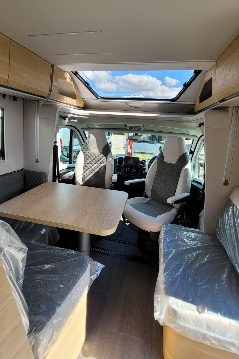 73CA7A 17 Adria Matrix670SL60th SMB08066