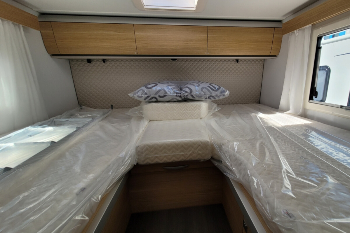 73CA7A 27 Adria Matrix670SL60th SMB08066