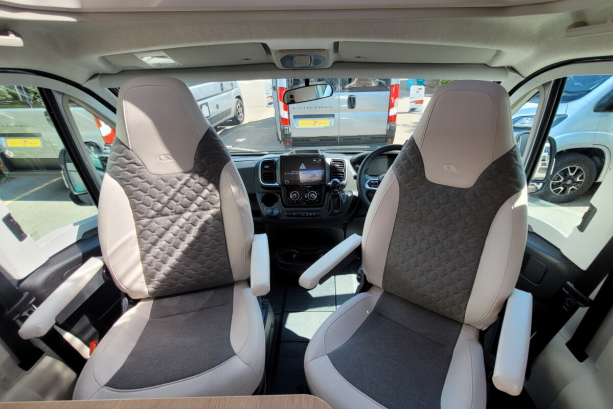 73CA7E 13 Adria Matrix670SL60th SMB08066