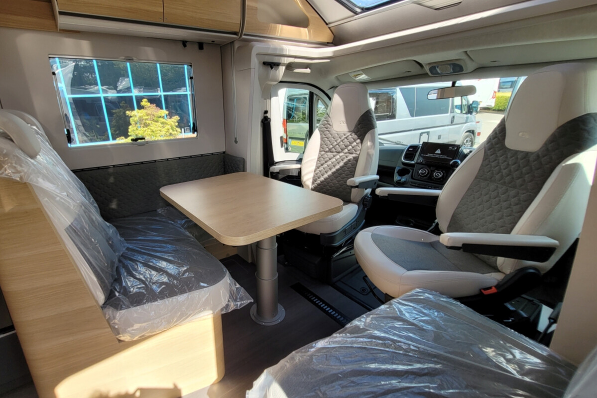 73CA7E 14 Adria Matrix670SL60th SMB08066