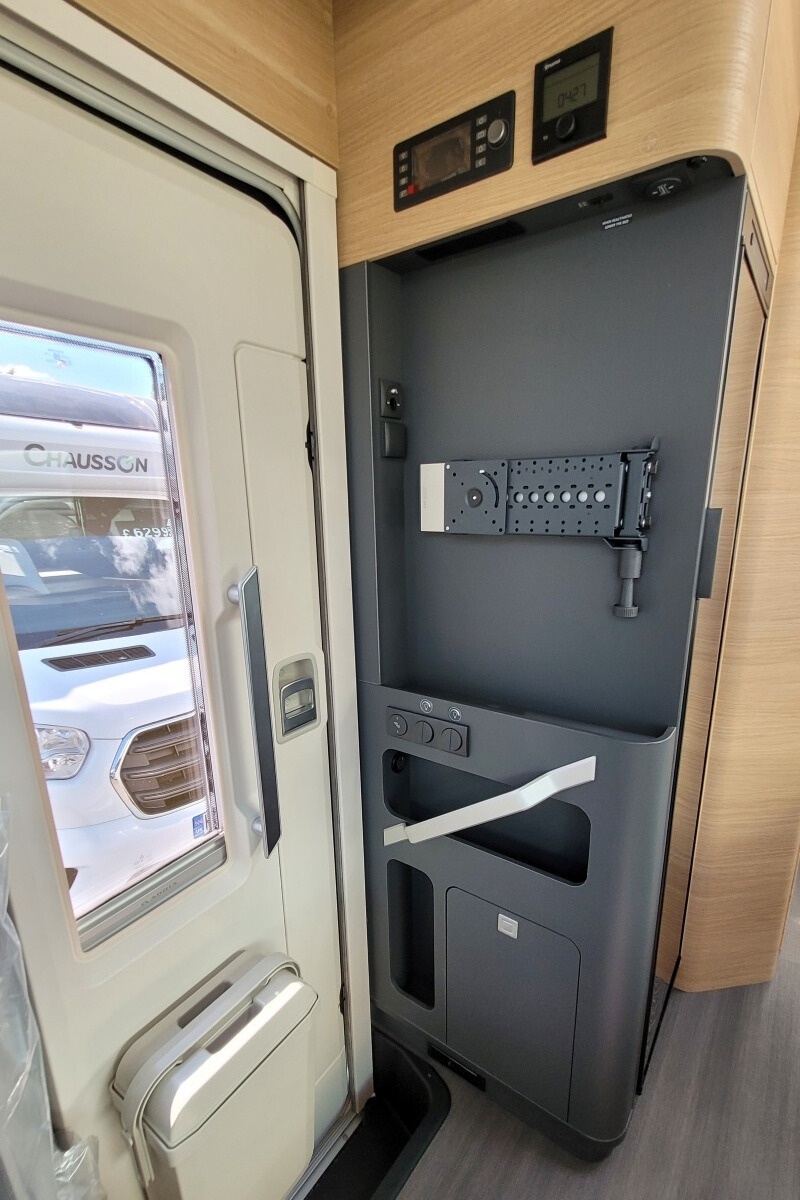 73CA7E 19 Adria Matrix670SL60th SMB08066