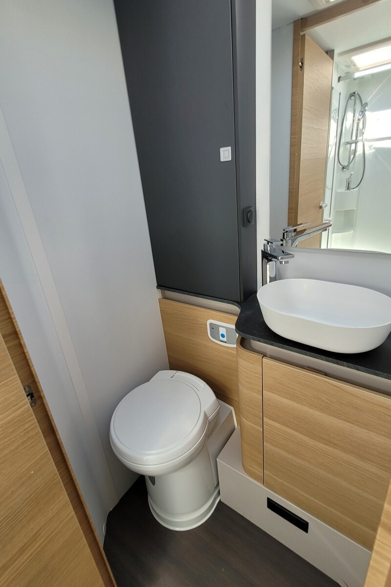 73CA7E 29 Adria Matrix670SL60th SMB08066