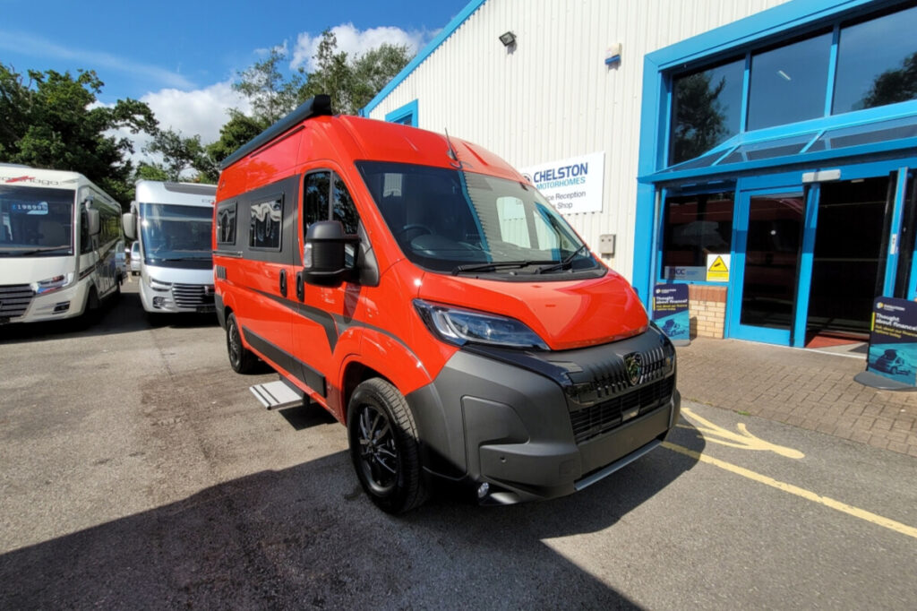 75987E 02 Megamobil Lounge540 RG079924