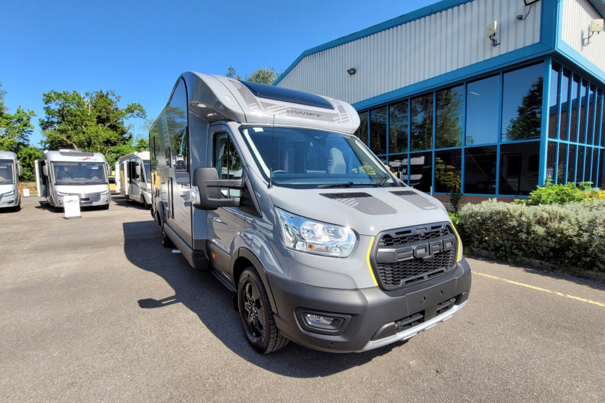 75D3A6 01 Swift Trekker584 RDSE83606