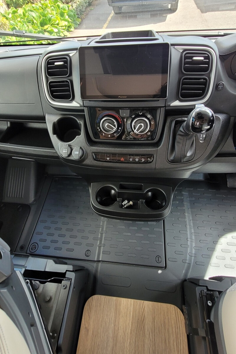 727096 11 Autotrail Imala736G R2Z65802
