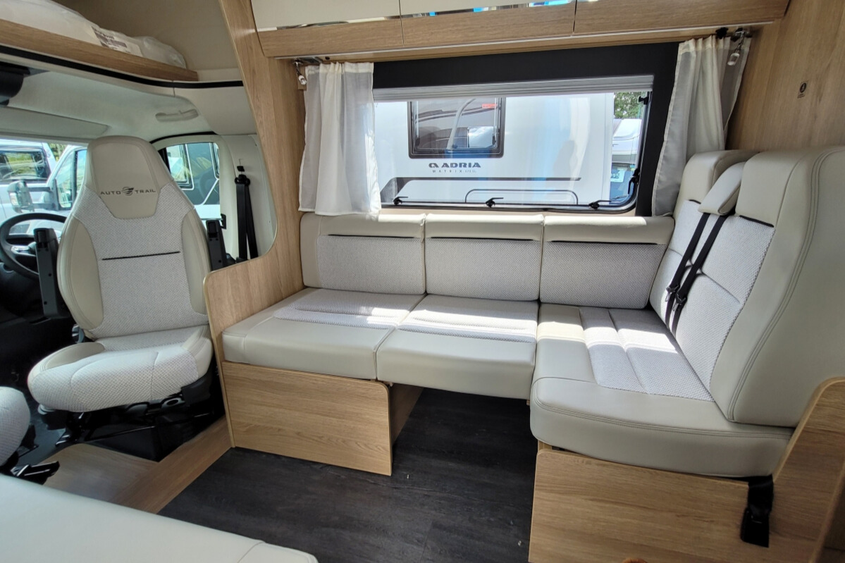 727096 19 Autotrail Imala736G R2Z65802