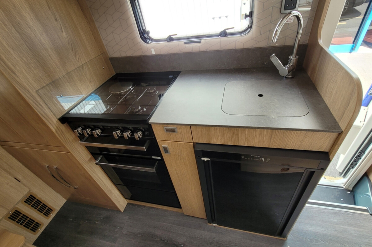 727096 24 Autotrail Imala736G R2Z65802