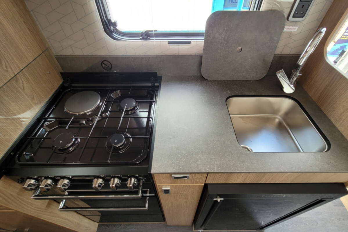 727096 25 Autotrail Imala736G R2Z65802
