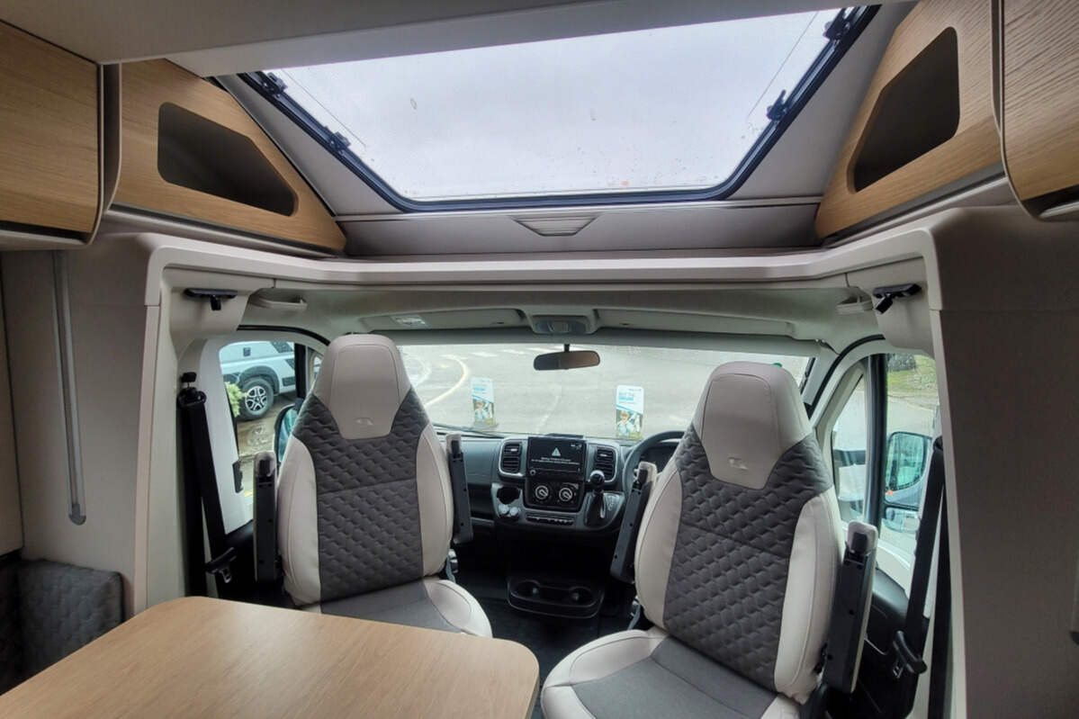 7665F2 10 Adria Matrix670SL60thAnniversary SMC32149