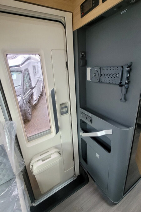 7665F2 17 Adria Matrix670SL60thAnniversary SMC32149