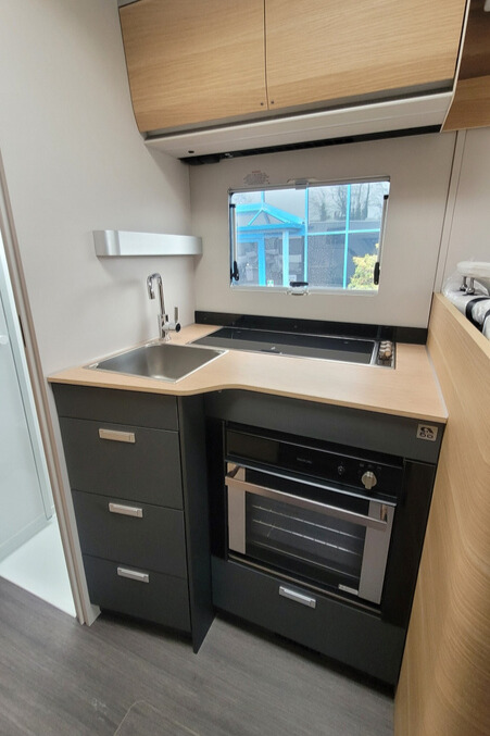 7665F2 18 Adria Matrix670SL60thAnniversary SMC32149