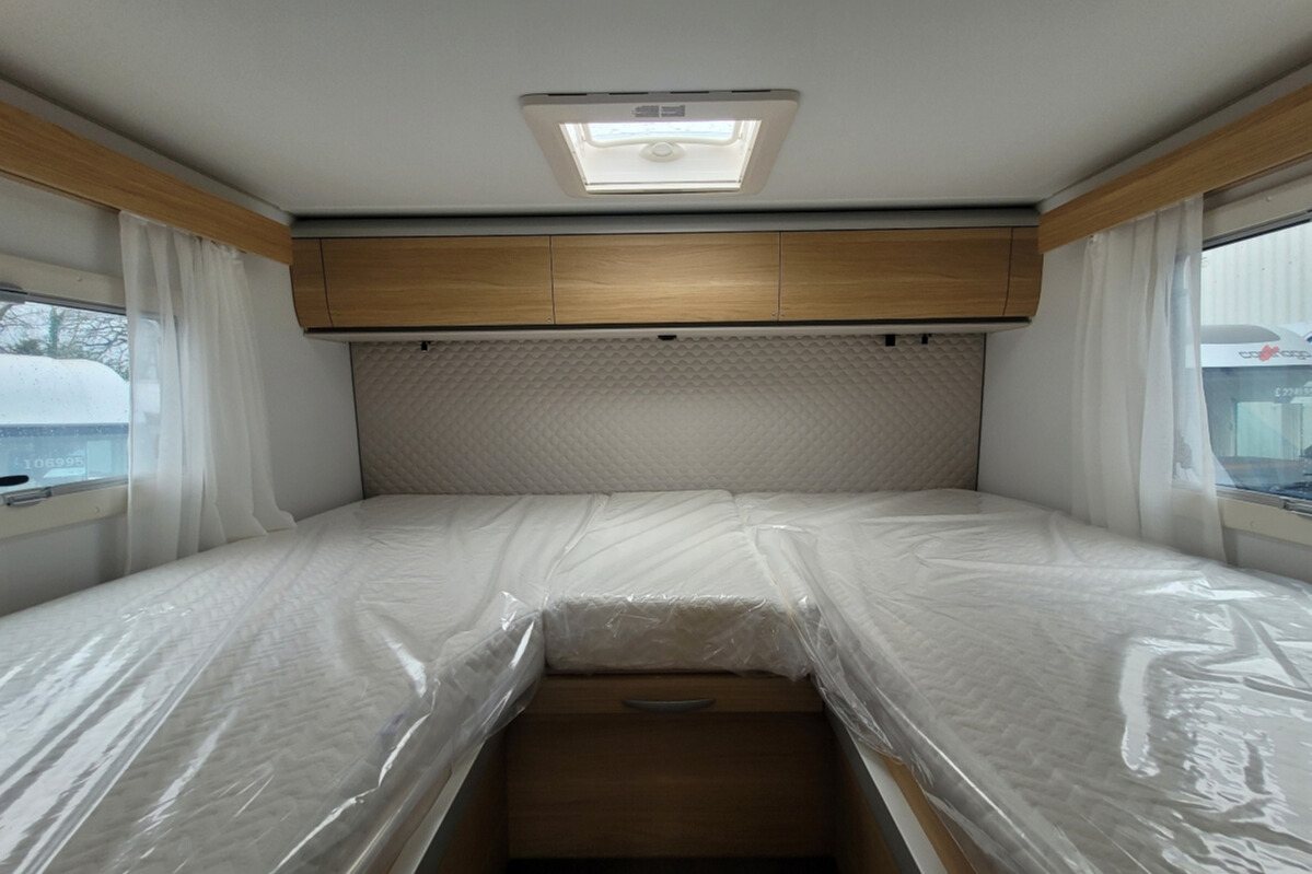 7665F2 26 Adria Matrix670SL60thAnniversary SMC32149