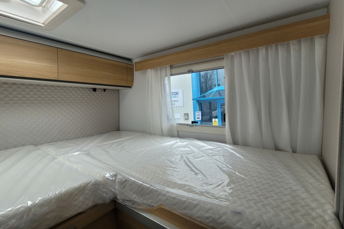 7665F2 28 Adria Matrix670SL60thAnniversary SMC32149