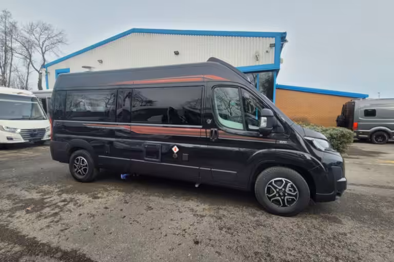 76727A 02 Autotrail VLine610Sport SG064034
