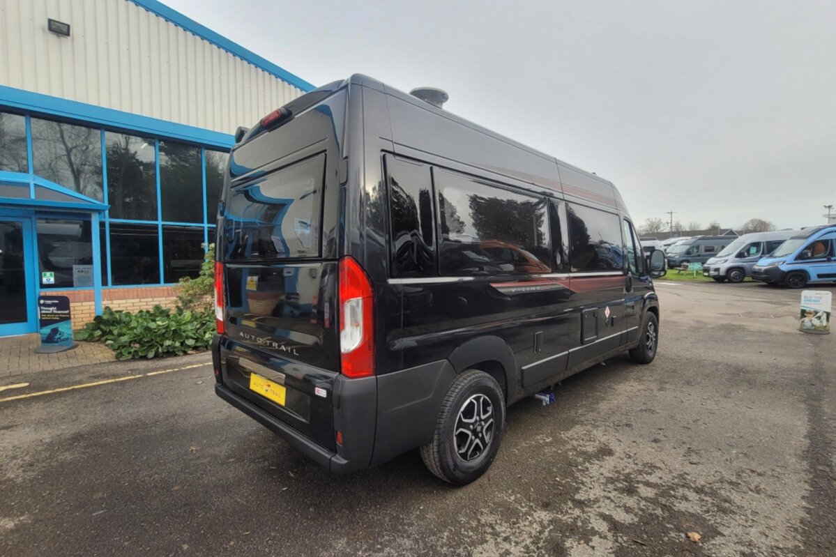 76727A 04 Autotrail VLine610Sport SG064034