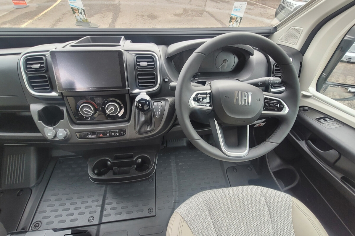 76727A 09 Autotrail VLine610Sport SG064034
