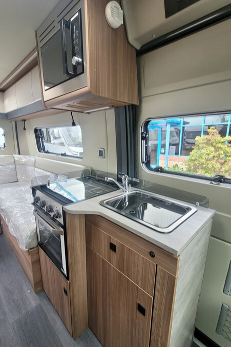 76727A 12 Autotrail VLine610Sport SG064034