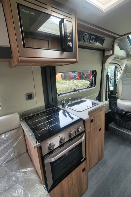 76727A 13 Autotrail VLine610Sport SG064034