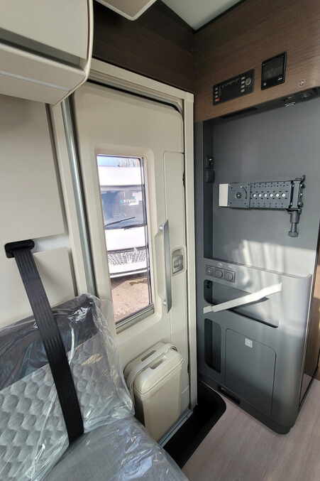 76B37E 16 Adria MatrixSupreme670DL TMC33757
