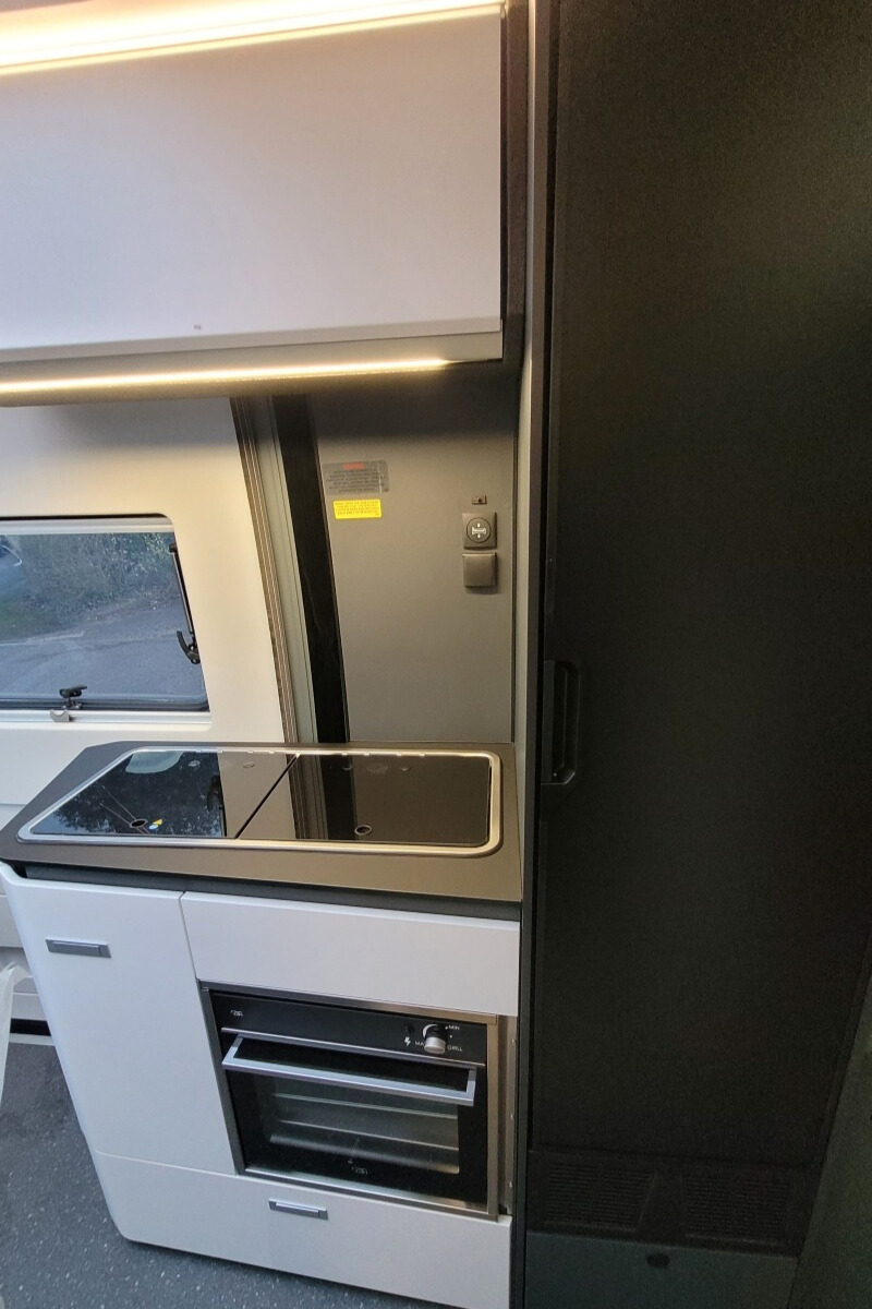 76B38A 16 Adria TwinSupreme640SGX SMC02085