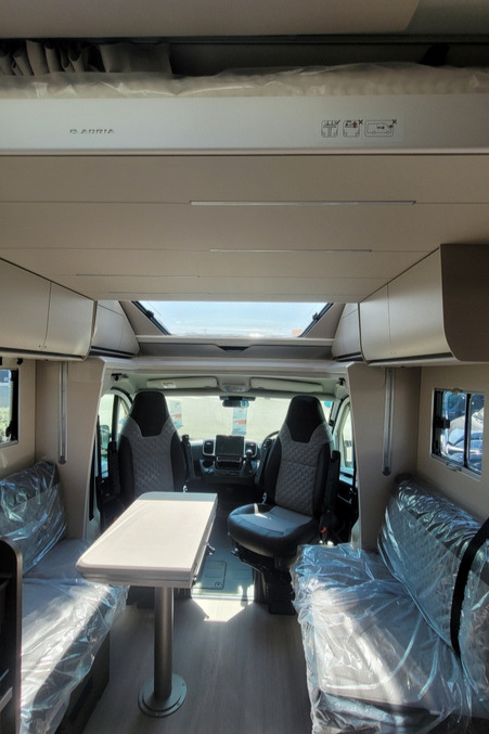 76B3C6 12 Adria MatrixSupreme670DC TMC45365