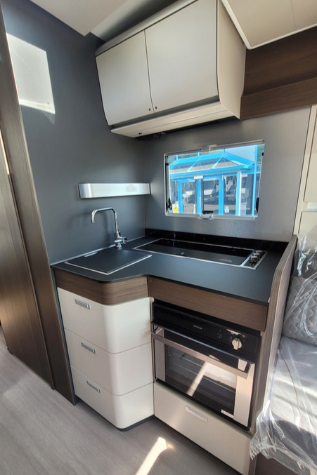 76B3C6 15 Adria MatrixSupreme670DC TMC45365