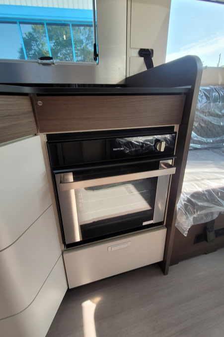 76B3C6 18 Adria MatrixSupreme670DC TMC45365