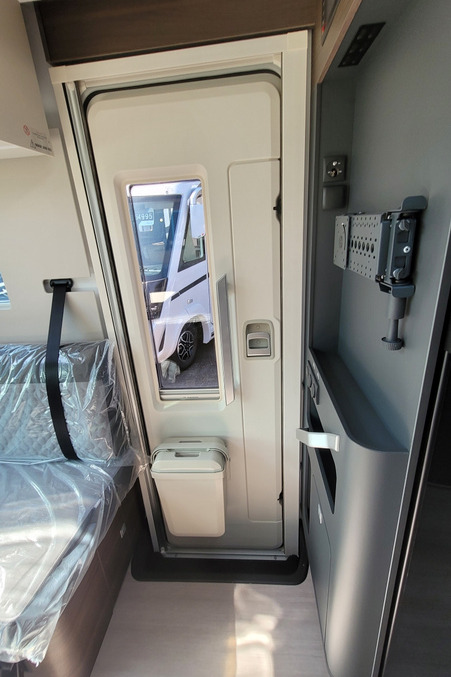 76B3C6 22 Adria MatrixSupreme670DC TMC45365
