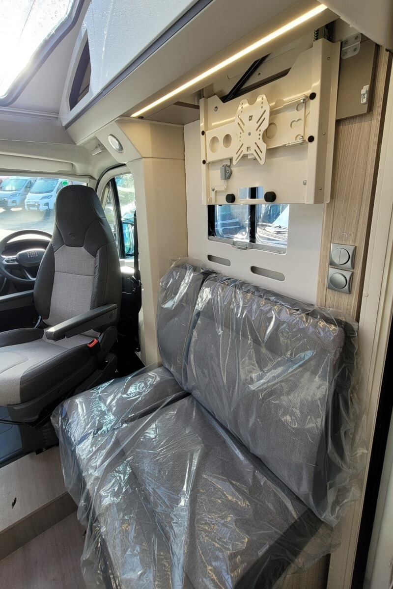 76B3D6 14 Adria CompactSupremeDL SMC15818