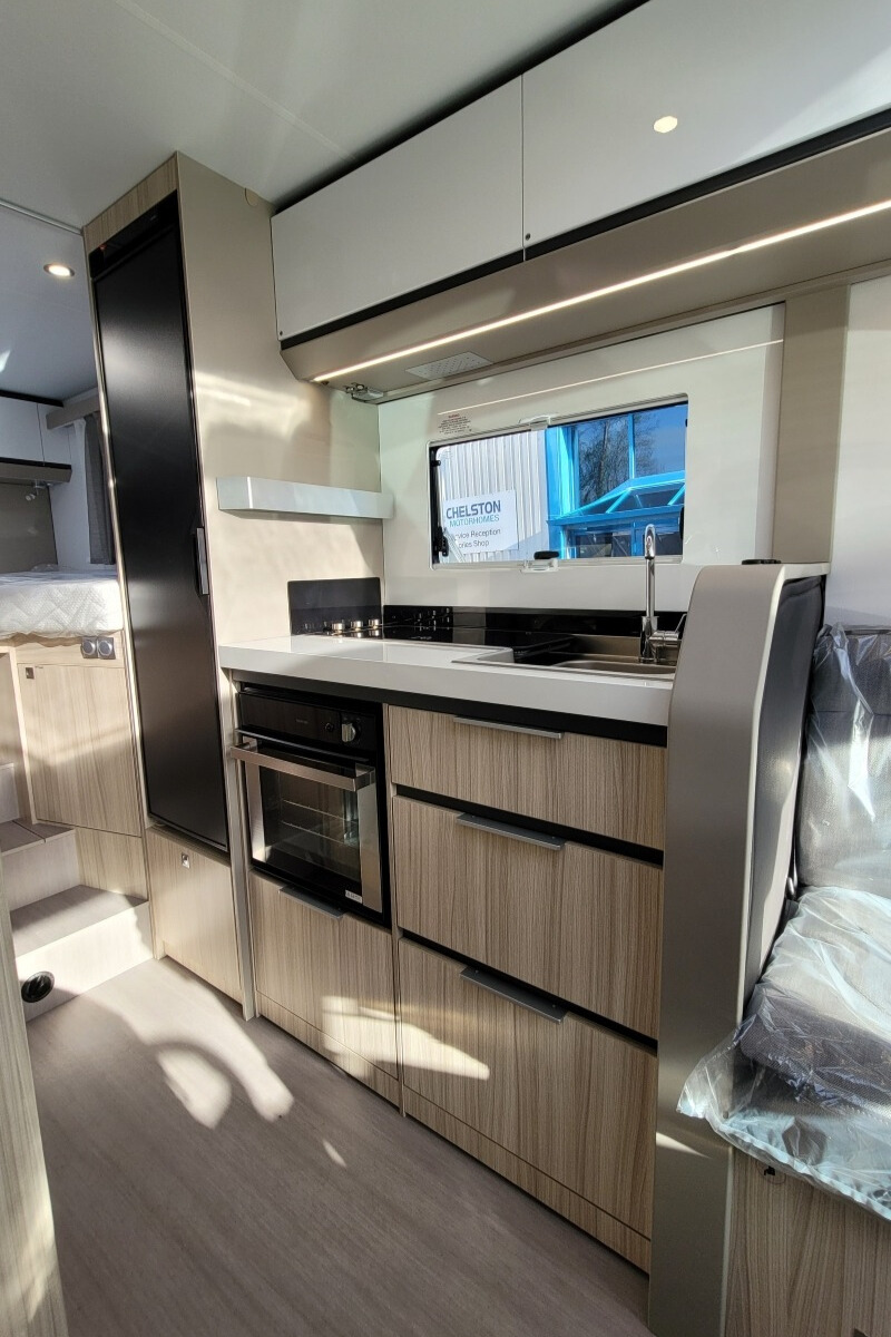 76B3D6 18 Adria CompactSupremeDL SMC15818
