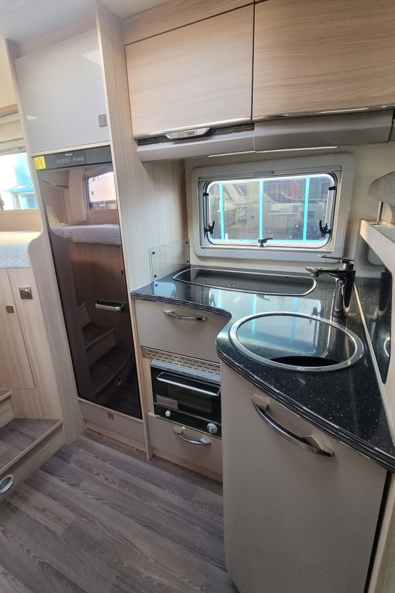 76C4F2 20 Burstner IxeoIT728G WA17EVM