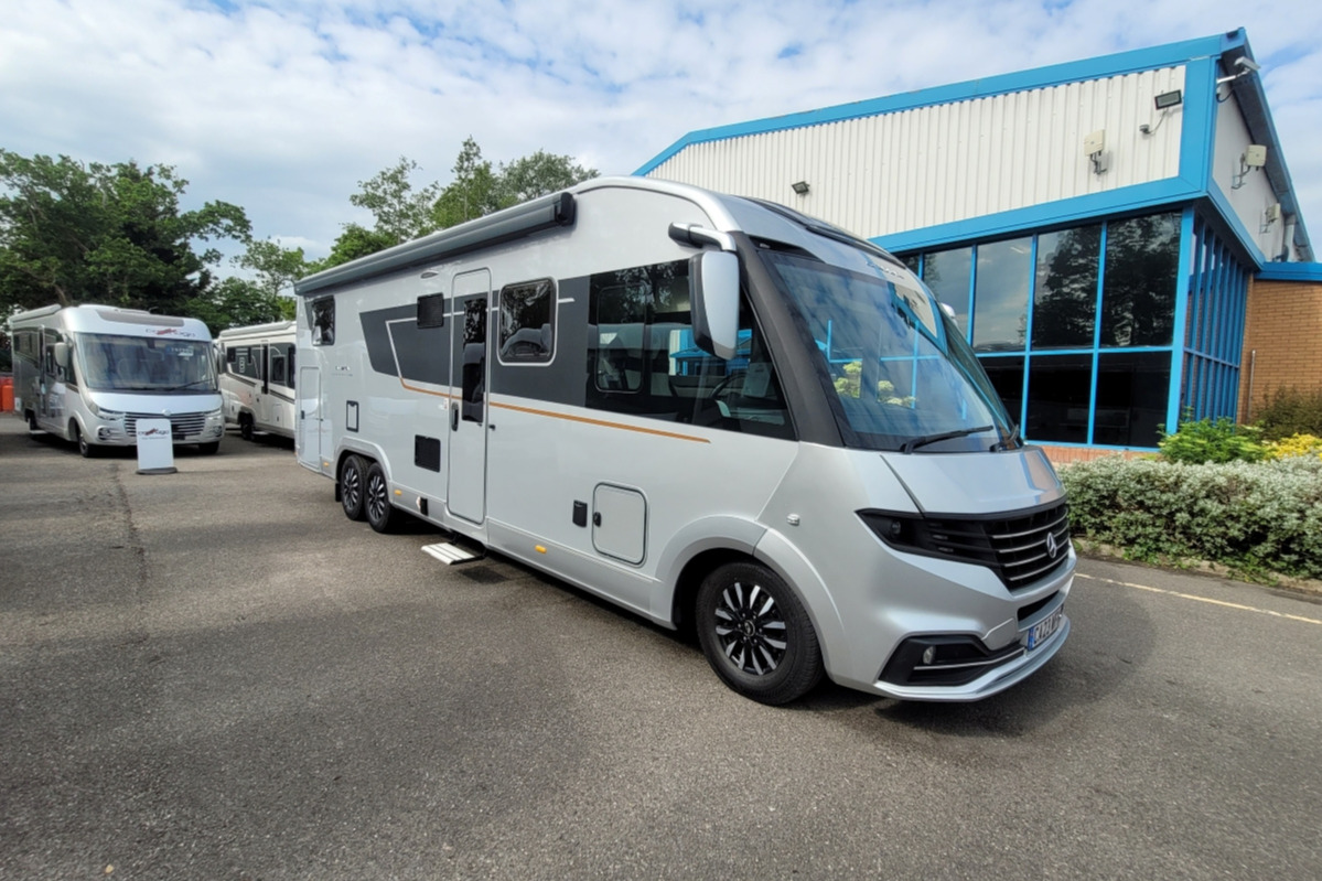 780F46 02 Adria Supersonic 890LL CA23WFM