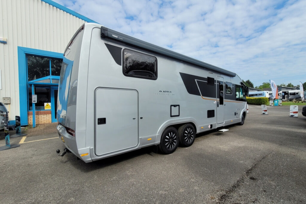 780F46 03 Adria Supersonic 890LL CA23WFM
