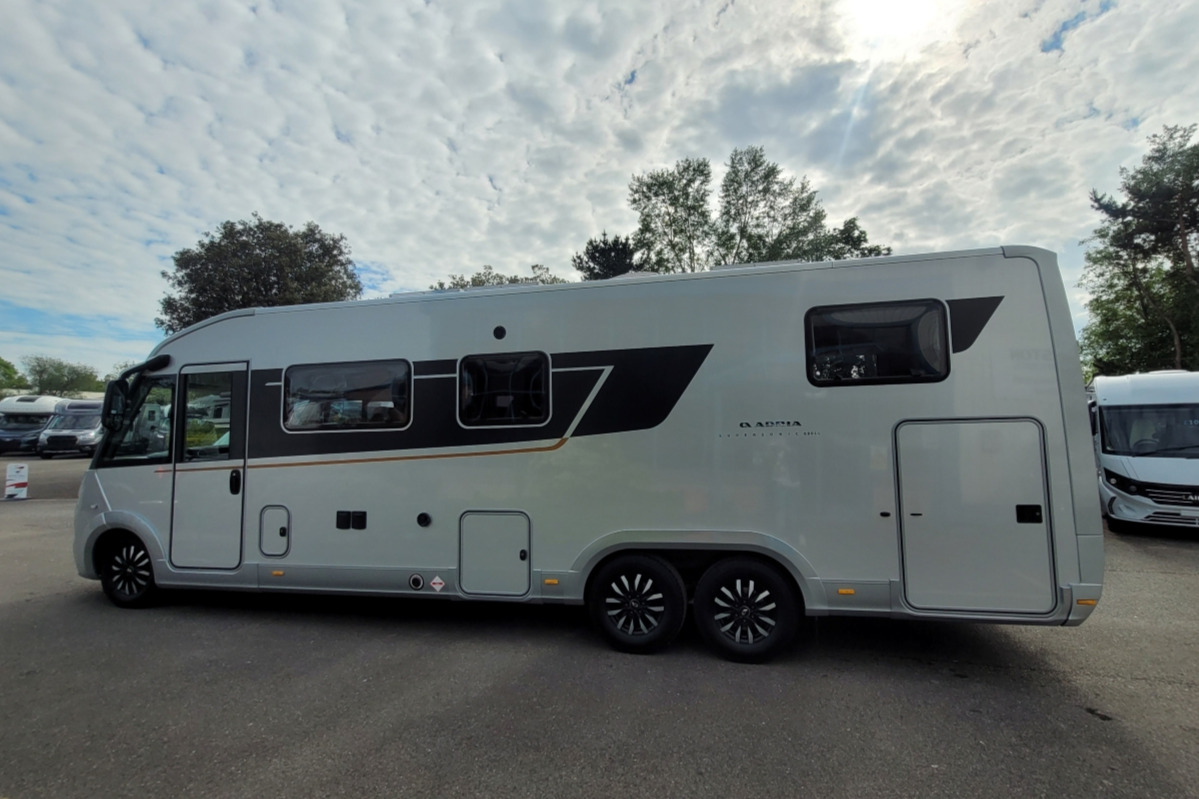 780F46 05 Adria Supersonic 890LL CA23WFM