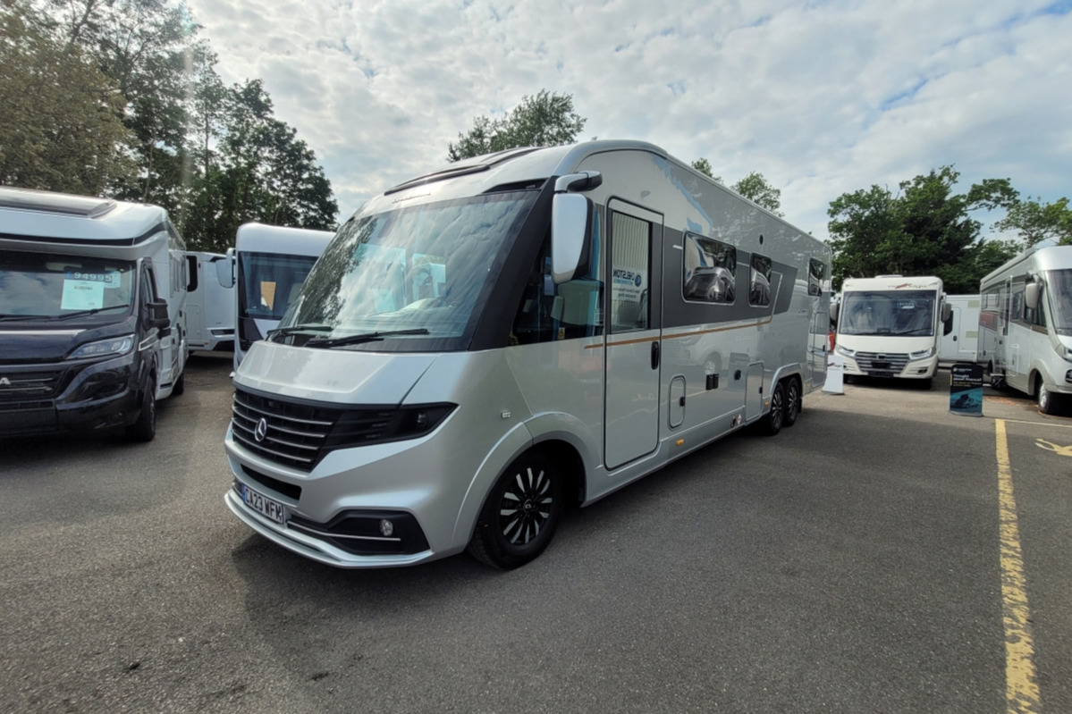 780F46 06 Adria Supersonic 890LL CA23WFM