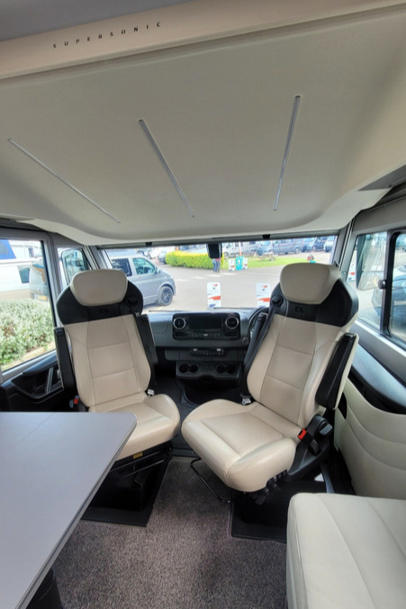 780F46 09 Adria Supersonic 890LL CA23WFM