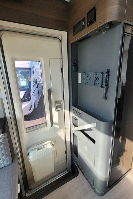 776B5A 13 Adria MatrixSupreme670DL WD24XRR