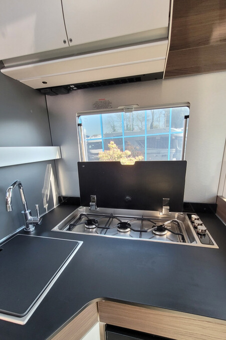 776B5A 15 Adria MatrixSupreme670DL WD24XRR