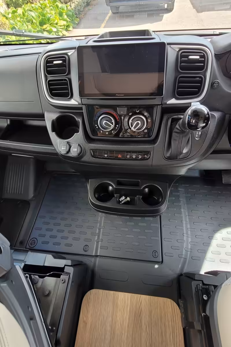 727096 11 Autotrail Imala736G R2Z65802