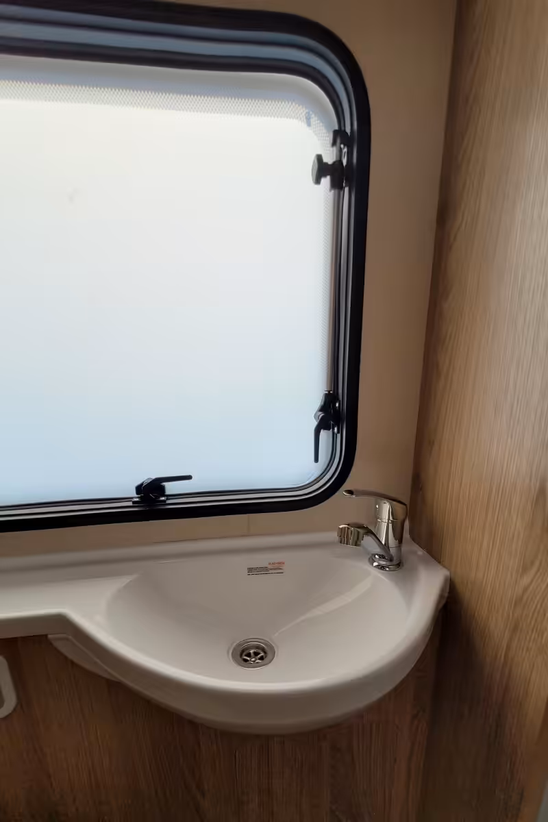 727096 32 Autotrail Imala736G R2Z65802