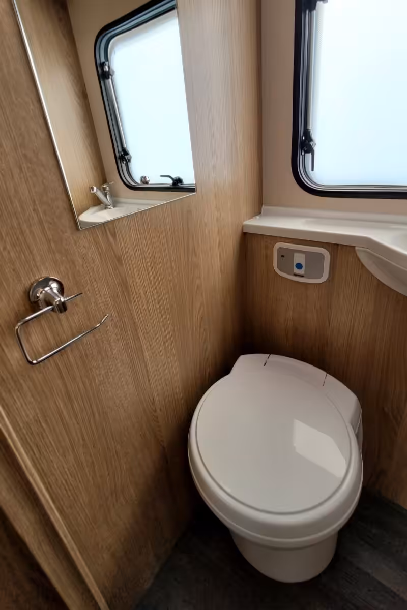 727096 33 Autotrail Imala736G R2Z65802