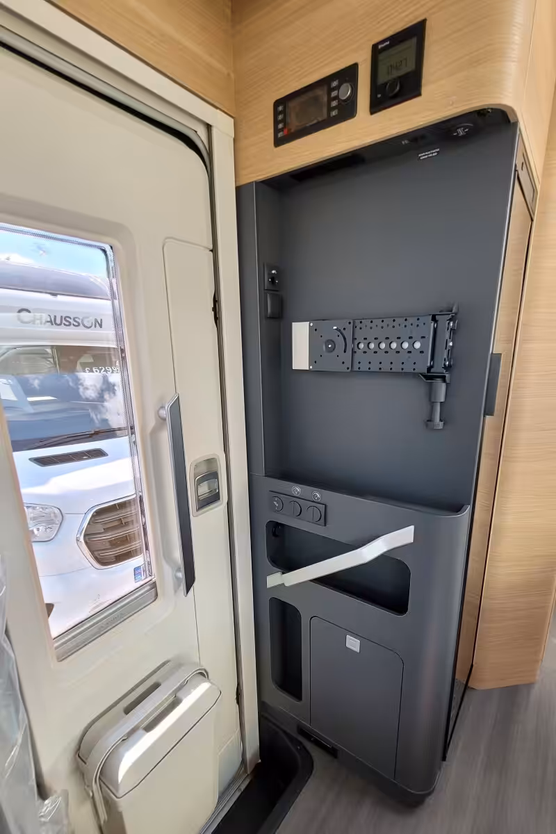 73CA7E 19 Adria Matrix670SL60th SMB08066