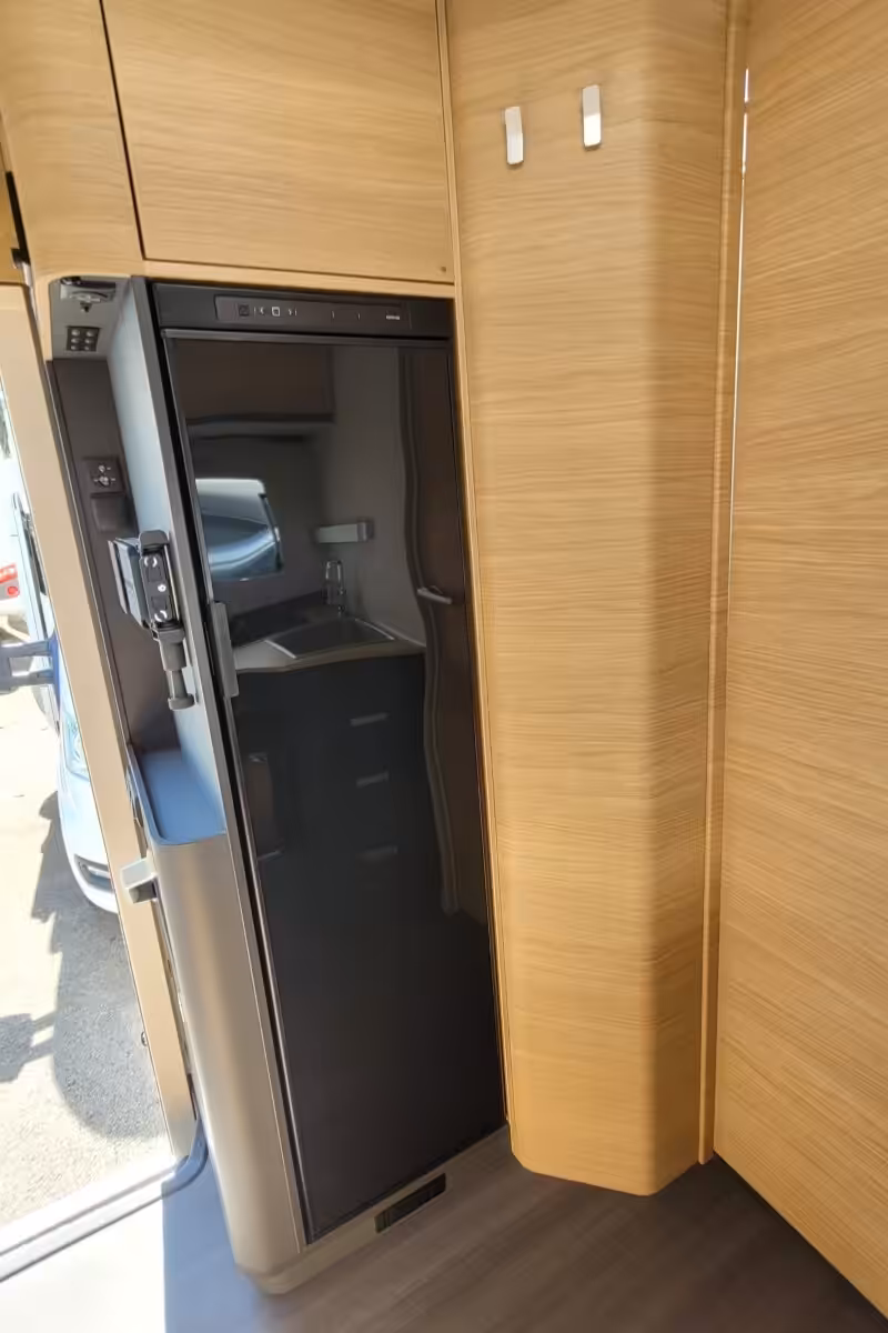 73CA7E 24 Adria Matrix670SL60th SMB08066
