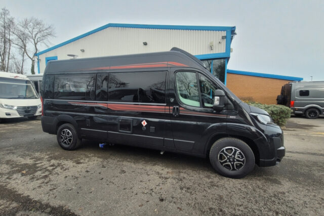 76727A 02 Autotrail VLine610Sport SG064034