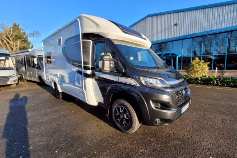7688E2 01 Autotrail TrackerRL WJ24VHA