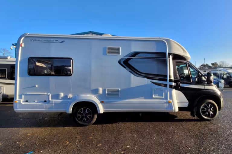 7688E2 03 Autotrail TrackerRL WJ24VHA