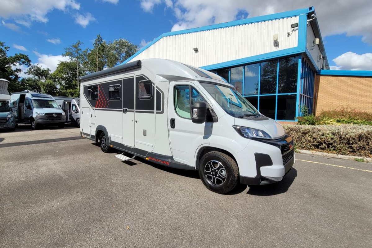 76986E 02 Burstner Signature Sft7.4 TMC45682