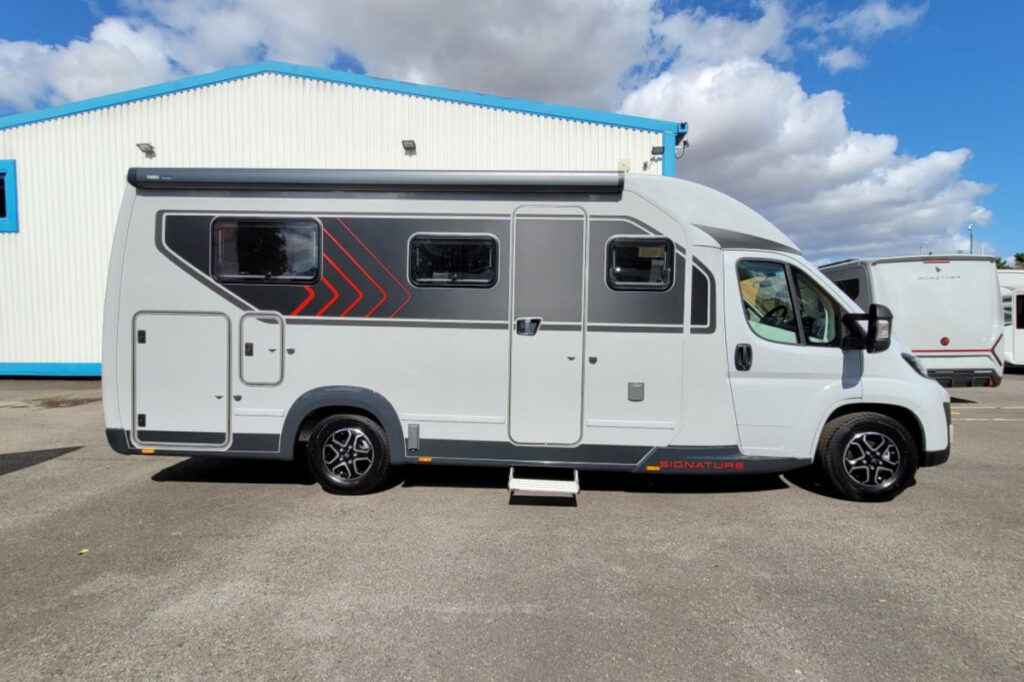 76986E 03 Burstner Signature Sft7.4 TMC45682
