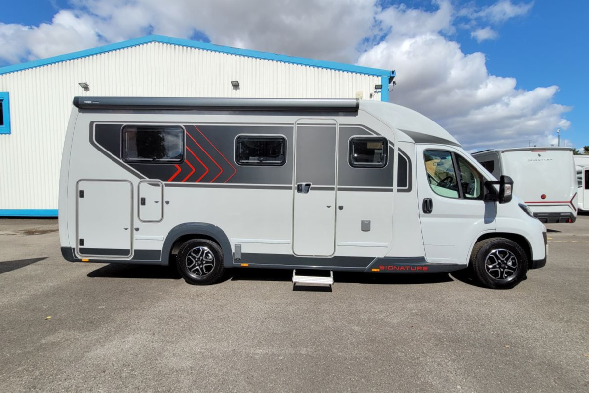 76986E 03 Burstner Signature Sft7.4 TMC45682