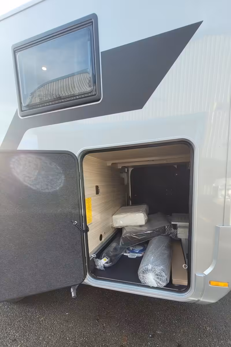 770246 08 Adria CompactSupremeDL SMC15818